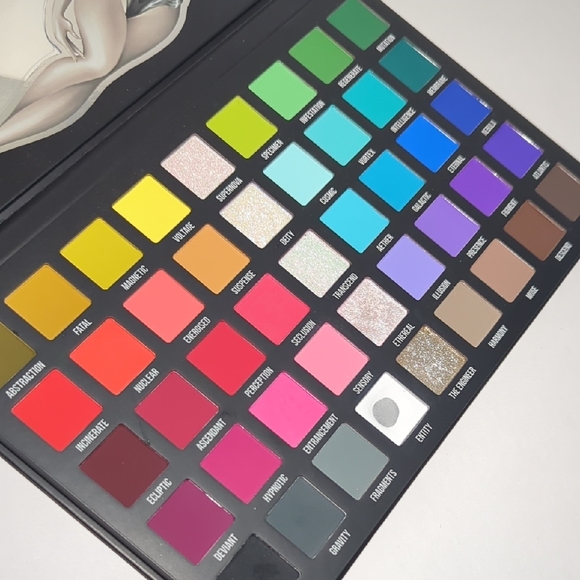 BlendBunny x Ellis Eyeshadow Palette - Picture 2 of 3